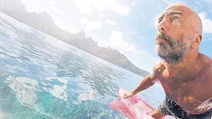 Sebastián Galindo, surfista y emprendedor, dice que este deporte mantiene su mente despejada