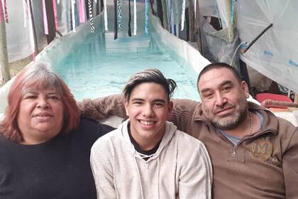 Sebastián Galleguillo junto a sus padres