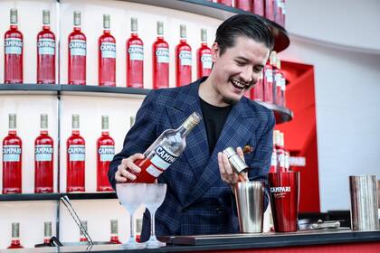Sebastián García en plena preparación del cocktail "Castelar Cannes".