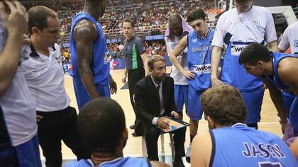 Sebastián Ginóbili instruye a sus dirigidos; Redivo (12) fue la figura de Bahía en el torneo