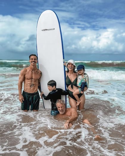 Sebastián Graviotto, Juana Repetto, Toribio, Belisario y el padre de Sebastián en la playa, antes de separarse (Foto: Instagram @sebastiangraviotto)
