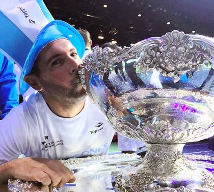 Sebastián Gutiérrez besando la Ensaladera tras la conquista argentina en la Copa Davis 2016, en Zagreb; integró el cuerpo técnico capitaneado por Daniel Orsanic