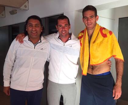 Sebastián Gutiérrez junto con Juan Martín del Potro y Marcelo "Negro" Gómez, formador del tandilense