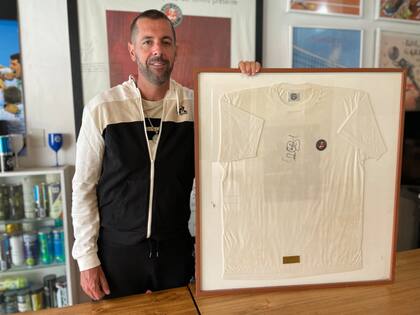 Sebastián Gutiérrez y un souvenir muy especial que su papá -ya fallecido- le trajo de Roland Garros 1996: una remera firmada por el alemán Michael Stich, que era su ídolo