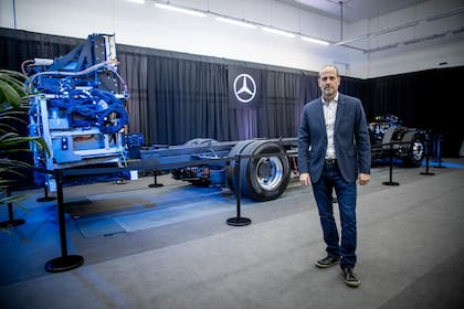 Sebastián Gysin, director de Ventas y Marketing de Buses Mercedes-Benz, junto al chasis del bus eléctrico
