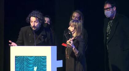 Sebastián Holz, Corina Fiorillo y el equipo de Caníbal, obra que ganó como Mejor Music Hall