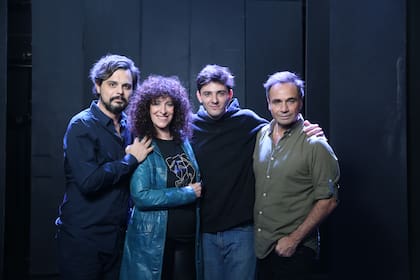 Sebastián Irigo, Julia Zenko, Máximo Meyer y el productor Pablo del Campo, el mismo de Casi normales