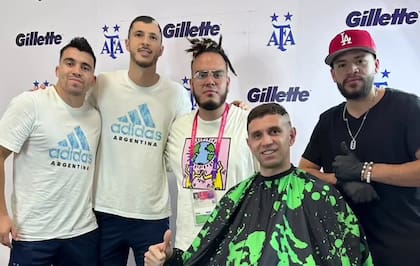 Sebastián Kortez, el peluquero de la Selección de Estados Unidos con Acuña y Dibu Martinez.