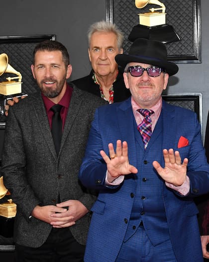 Sebastián Krys junto a Elvis Costello en la 62° entrega de los Grammy, en enero de 2020.