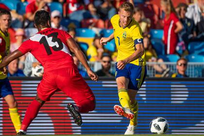 Sebastian Larsson de Suecia, controla el balón durante un amistoso ante la selección peruana