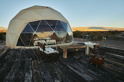 Sebastián Marasco hizo el emprendimiento Los domos del silencio frente a la Pampa del Leoncito cerca de Barreal, San Juan