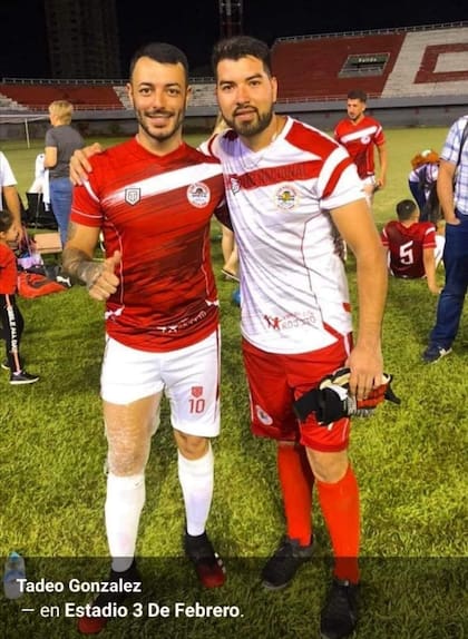 Sebastián Marcet, junto a Tadeo González, en uno e los partidos de su equipo en la Liga de fútbol de Santa Cruz de la Sierra