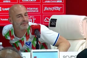 Abandonó la conferencia y terminó lastimándose en el vestuario: la tarde negra del DT de Vélez