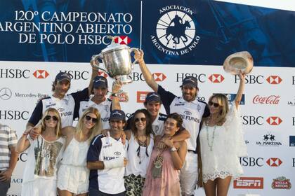 Sebastián Merlos, Pablo MacDonough, Juan Martín Nero, David Stirling y Adolfo Cambiaso celebran el campeonato junto a sus mujeres