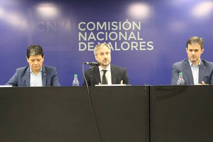 Sebastián Negri, presidente de la CNV (medio), confirmó que se estaban llevando a cabo procedimientos “en el marco de investigaciones en curso”