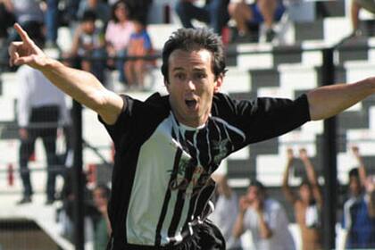 Sebastián Neuspiller, exgoleador del ascenso, es la figura en los picados de Pro, ahora lejos de la quinta de Olivos