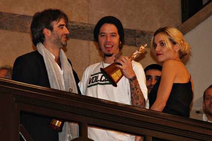 Sebastián Ortega celebra con su novia, Ivana Figueiras, y Daniel Hendler