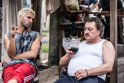 Diosito (Nicolás Furtado), recién llegado a la cárcel, con El Sapo (Roly Serrano), "mandamás" del penal
