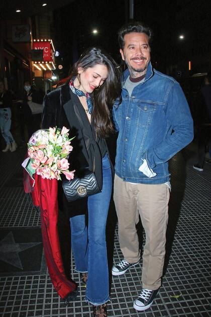 Sebastián Ortega y su pareja, Carla Moure, le llevaron un lindísimo
ramo de flores.