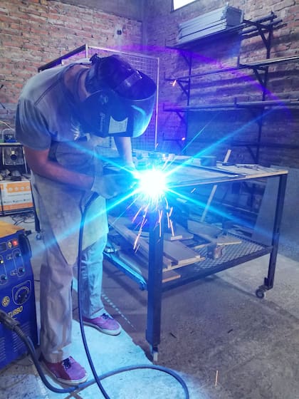 Sebastián Ostojic en acción, dice: "teníamos el foco puesto en adaptar el mobiliario que usamos día a día en nuestras casas para que cada vez fuera más funcional".