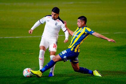 Sebastián Palacios, delantero de Independiente, disputa la pelota con Nahuel Franco, de Central