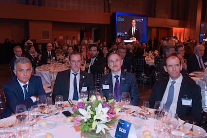 Sebastián Pareja (diputado nacional de LLA), Javier Martínez Álvarez (presidente global de corporate affairs del Grupo Techint), Peter Lamelas (embajador de Estados Unidos) y Renato Catallini (CEO de Ternium Argentina)