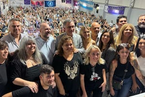 Sebastián Pareja junto a dirigentes libertarios que forman parte de la Escuela de Formación, Debate y Análisis Político (EFDAP)