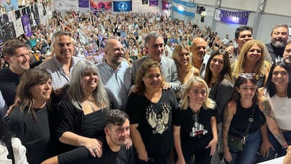 Sebastián Pareja junto a dirigentes libertarios que forman parte de la Escuela de Formación, Debate y Análisis Político (EFDAP)