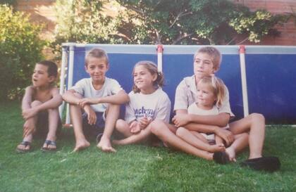 Sebastián, Pedro, Soledad, Tomás y Mariana Lonegro en su casa