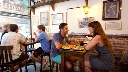 Sebastian Peralta, un Negroni, Lorena Bortolusi, un Cynar con Pomelo, en El boliche de Roberto