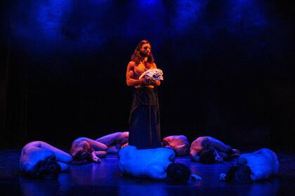 Sebastián Pérez en el centro de la escena, luego de tomar el vestuario de los performers