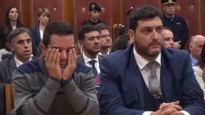 Sebastián Petean Pocovi se agarra la cabeza segundos después de conocer la condena a prisión perpetua