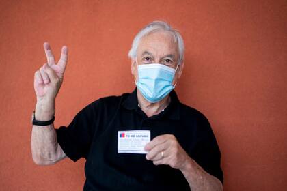 Sebastián Piñera después de vacunarse en Chile, el 12 de febrero pasado