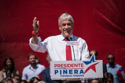 Sebastián Piñera, en un acto de campaña en Santiago, el 30 de octubre de 2017. (Martin BERNETTI / AFP)
