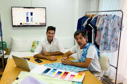 Sebastián Prado y José Álvarez Castro socios fundadores de Oh Wear en una de las oficinas de la empresa