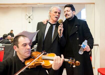 Sebastián Prusak (violinista del Quinteto Astor Piazzolla), Juan Vitali (El Duende), Sebastián Holz (cantor)
