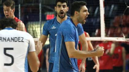 Sebastián Solé y Martín Ramos festejan ante el local