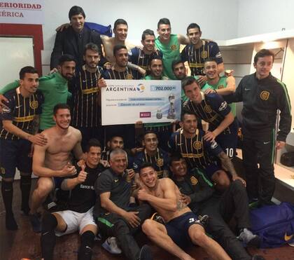 Sebastián Sosa de festejo junto al plantel de Central