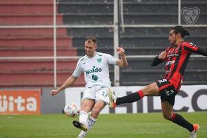 Sebastián Sosa Sánchez (autor del gol de Patronato) presiona a Nicolás Bazzana, defensor de Sarmiento