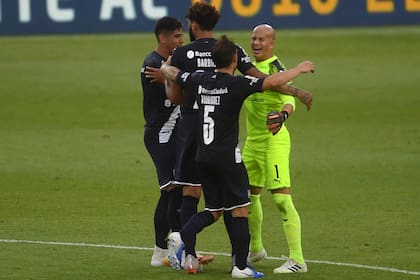 Sebastián Sosa recibe la felicitación de sus compañeros luego de atajar el penal