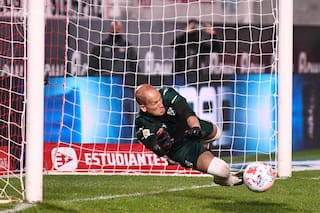 El escudo Sosa. La fórmula del arquero para atajar penales en Independiente