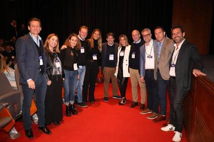 Sebastián Trotta, Director de Marketing y Ventas de Ford, Julia Lois, Directora de Marketing de HSBC, Valeria Fernández, Gerente de Marketing de Motorola, Tomás Vigil, Gerente de Medios de Peñaflor, Mariana Cavalli, Directora de Marketing de American Express, Roberto Mayo, Gerente de Marketing e Institucional de Coto, Romina Stekar, Directora Comercial Infobae, Gervasio Marques Peña, Director Comercial LA NACION, Gustavo Buchbinder, Presidente del IAB, Marcelo Montefiore, Director Dentsu, Maximiliano Sastre, Director Comercial de Agea