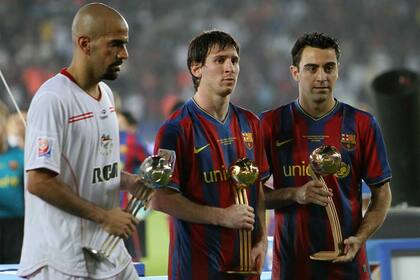 Sebastián Verón, Lionel Messi y Xavi Hernández, los premiados en la final del Mundial de 2009.
