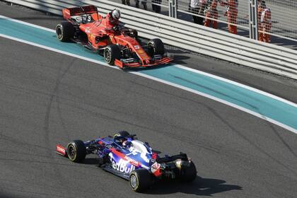 Sebastian Vettel deja su Ferrari tras despistarse en las prácticas del viernes en Abu Dhabi; la butaca del alemán en la escudería italiana está en duda para después de 2020.