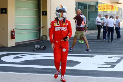 Sebastian Vettel estrelló su Ferrari contra el muro en la primera sesión libre