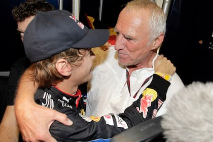 Sebastian Vettel, la primera joya que detectó Helmut Marko, saluda a Dietrich Mateschitz, fundador de Red Bull; el piloto alemán fue el primer tetracampeón de la escudería con sede en Milton Keynes