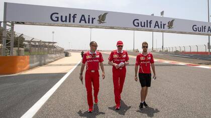 Sebastian Vettel recorriendo el autódromo de Bahrein
