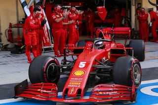Vettel. Se despidió de Ferrari cantando por radio y repartió cervezas