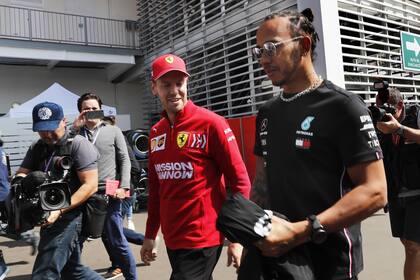 Sebastian Vettel y Lewis Hamilton, rivales en la pista, caminan por la calle de boxes del autódromo Hermanos Rodríguez, de Ciudad de México