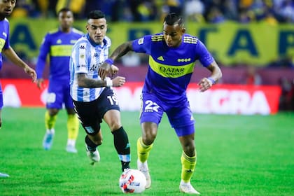 Sebastián Villa ante Lolo Miranda, en una escena de la semifinal de la Copa de la Liga Profesional 2022 en la que Boca eliminó a Racing por penales